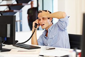 Za učinkovitost "usodne" že majhne prekinitve 1 Tensed business man on call while looking at computer