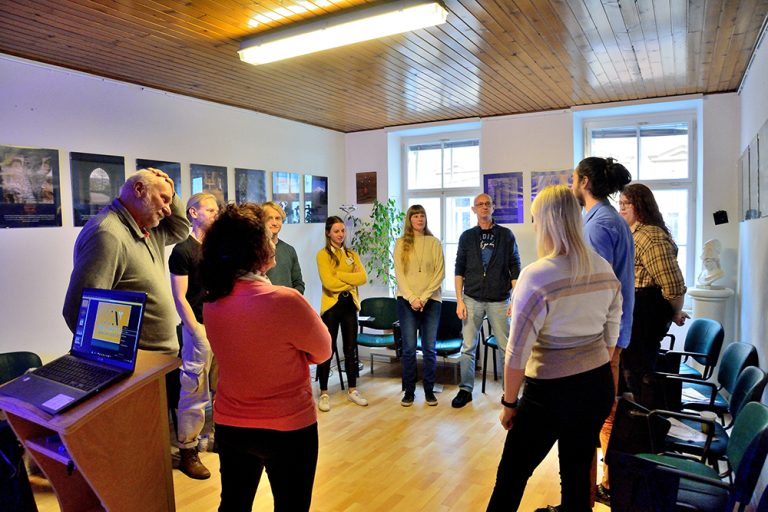 “Poveži se, da razumeš” – ustvarjalna delavnica komunikacije, družbene integracije in utelešenja simbolov 1 12