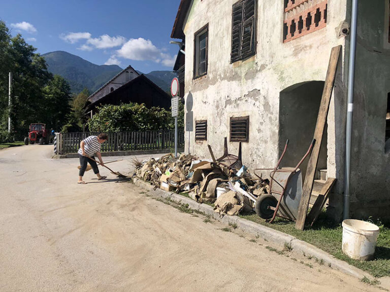 Pomoč ob poplavah 1 Poplave1