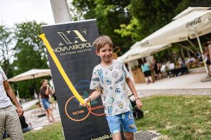 Kaj se oglaša, če vrtimo zvočno cev?